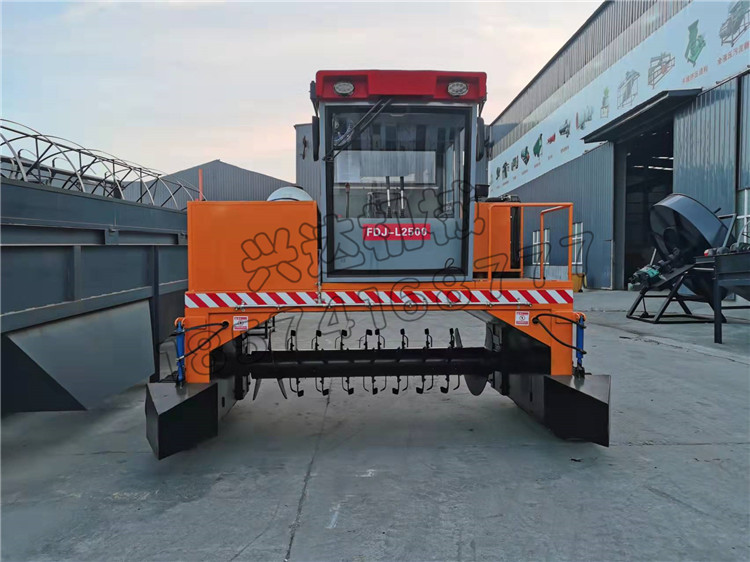 蚯蚓糞履帶翻堆機(jī)